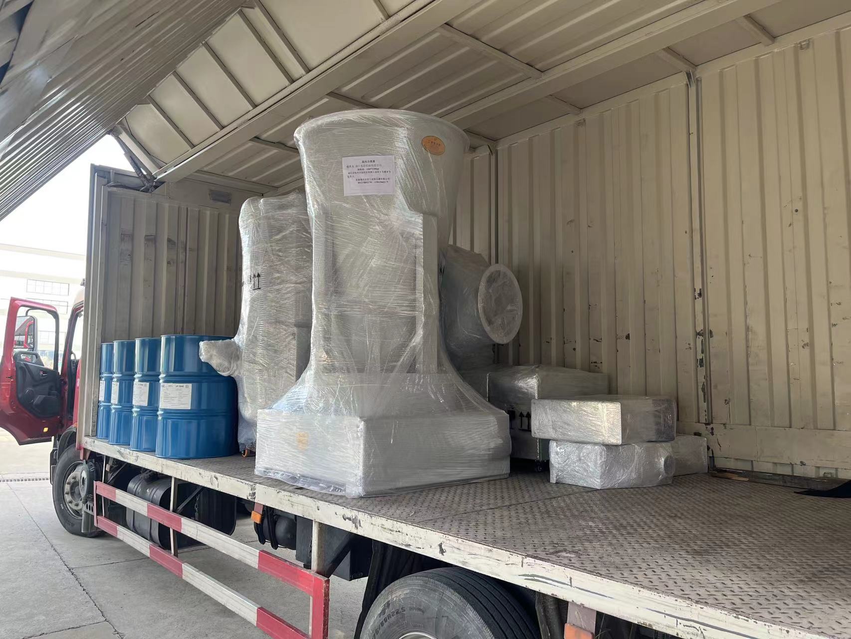 一批除塵設（shè）備裝車發貨—張家港粉色91视频工業吸塵器製造有限公司