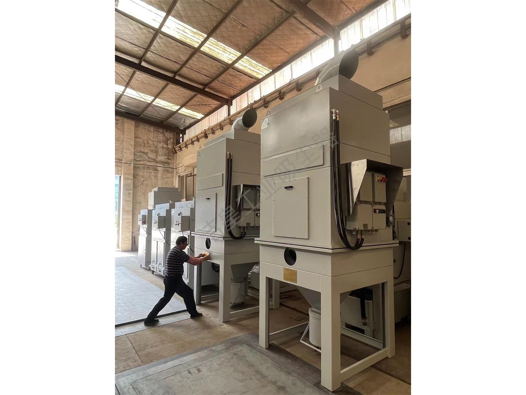 整整兩車除塵設（shè）備打（dǎ）包發貨—粉色91视频工業吸塵器