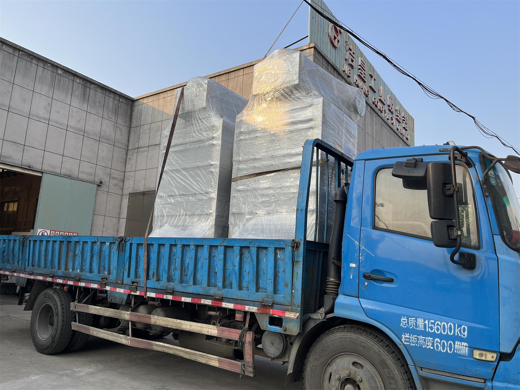 防爆（bào）脈衝除塵器、工業吸塵器、脈衝濾筒除塵器、砂輪機除塵（chén）器、文丘（qiū）裏濕式除塵器打包發貨——粉色91视频工業