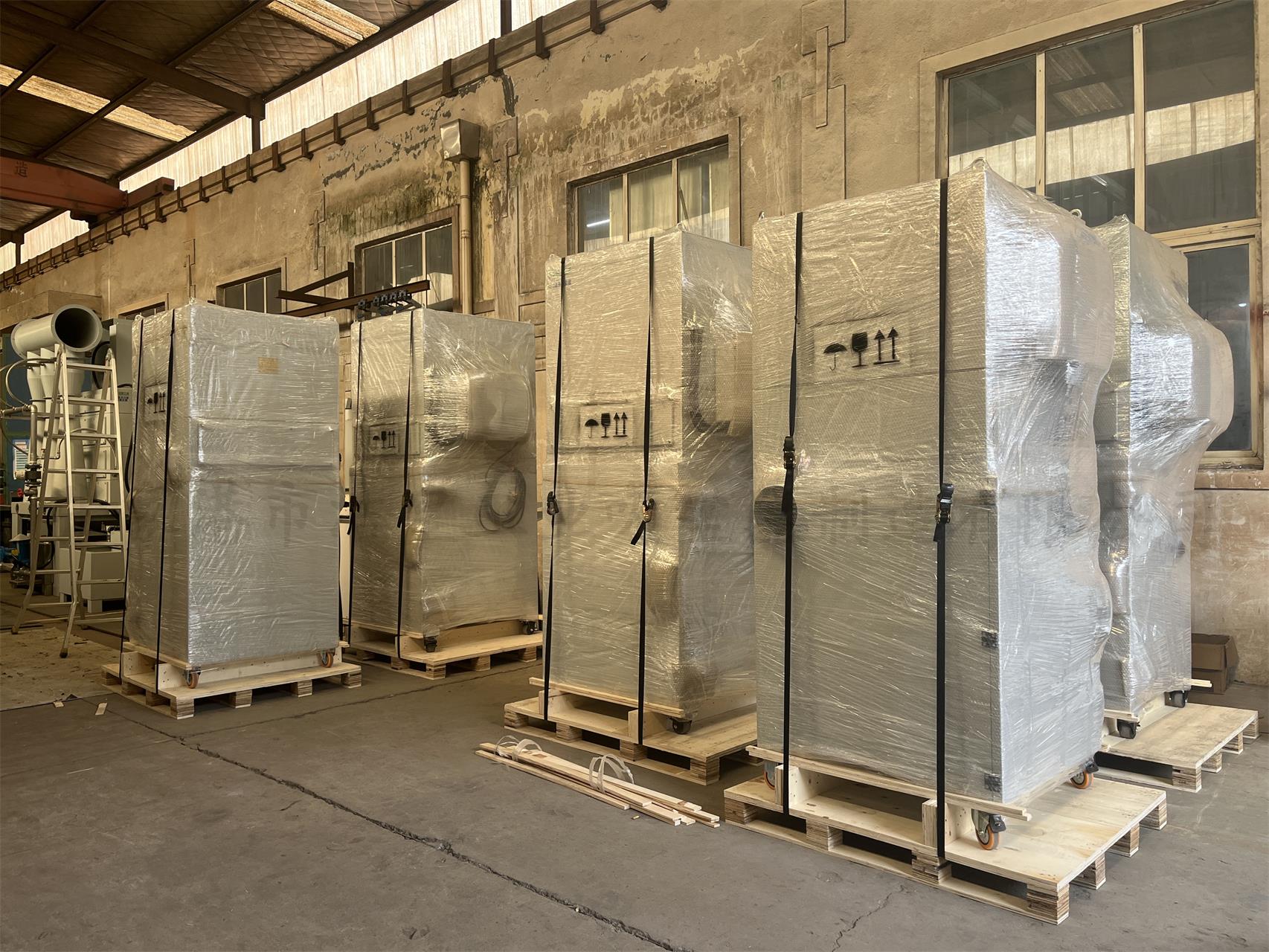 泰國客戶定（dìng）製的六台脈衝濾筒（tǒng）除塵器打包（bāo）發貨——潔（jié）皇工業