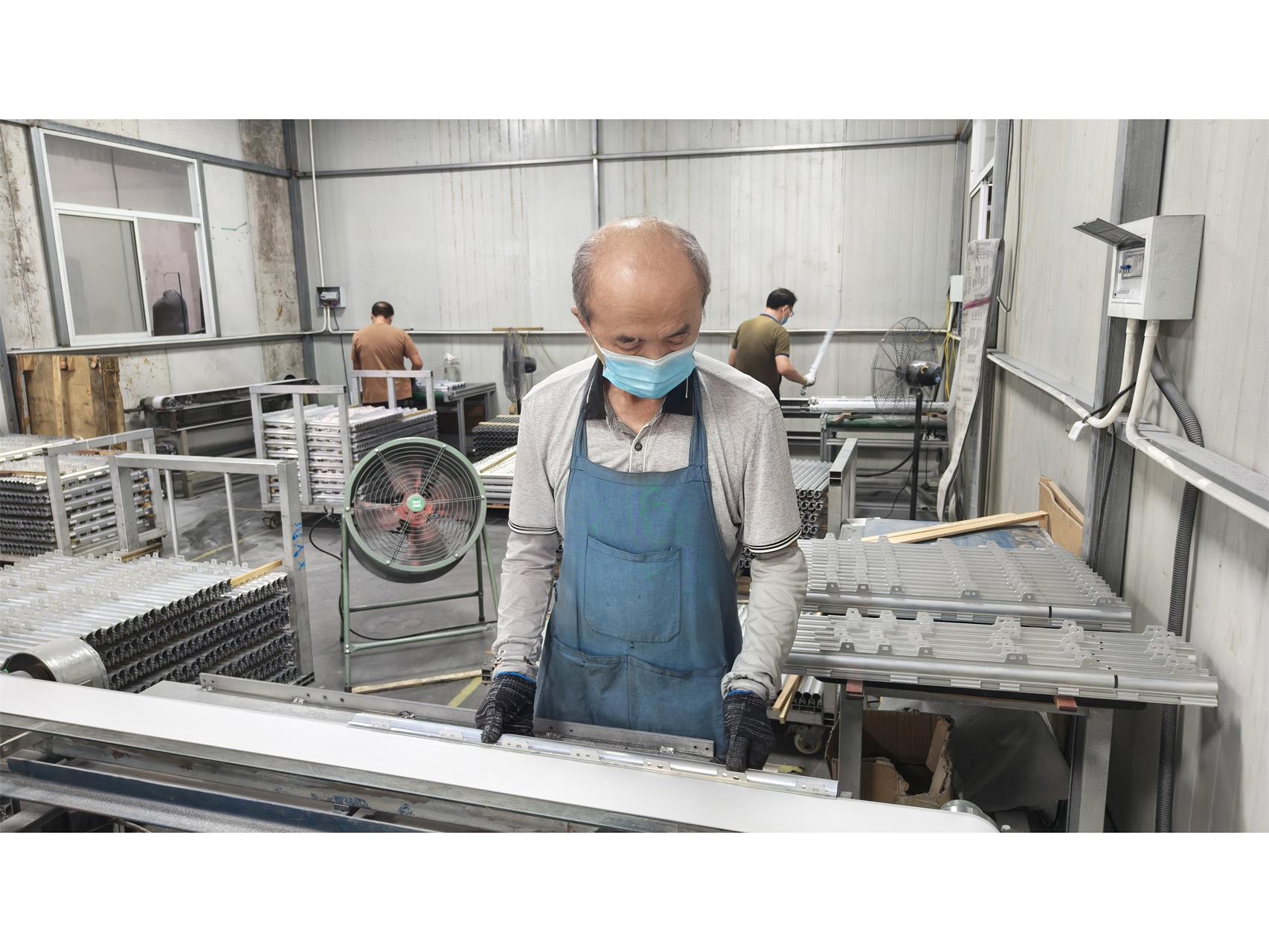 鋁（lǚ）件砂（shā）帶機去毛刺除塵看現場